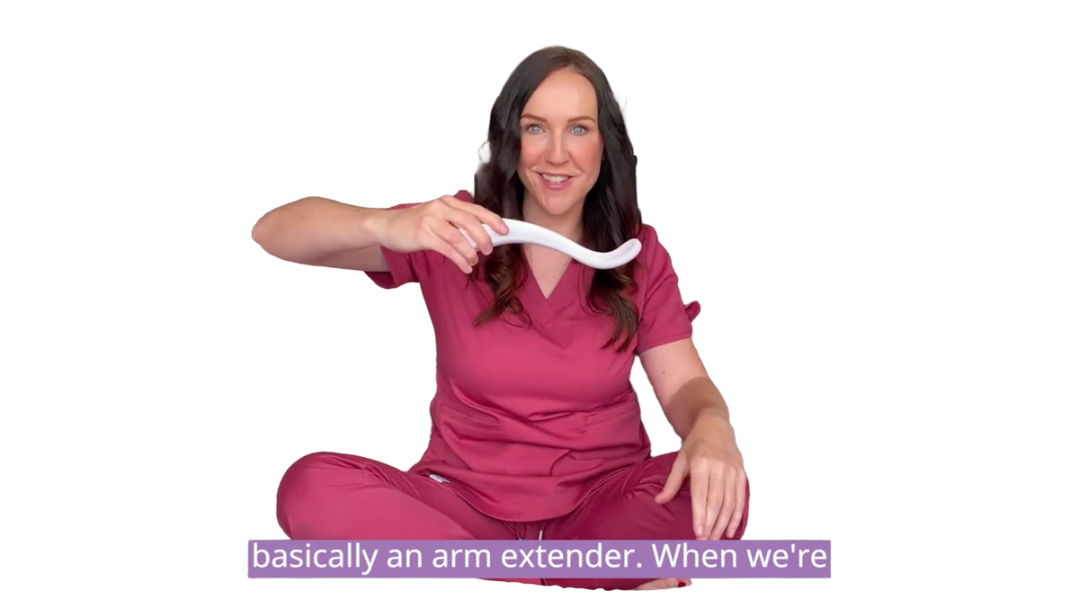 Enfermera con uniforme enseñando el masajeador perineal Perimom
